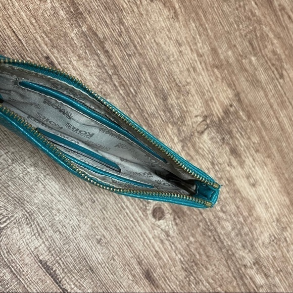 Michael Kors Fulton  Leather Medallion Wrislet - Picture 3 of 3